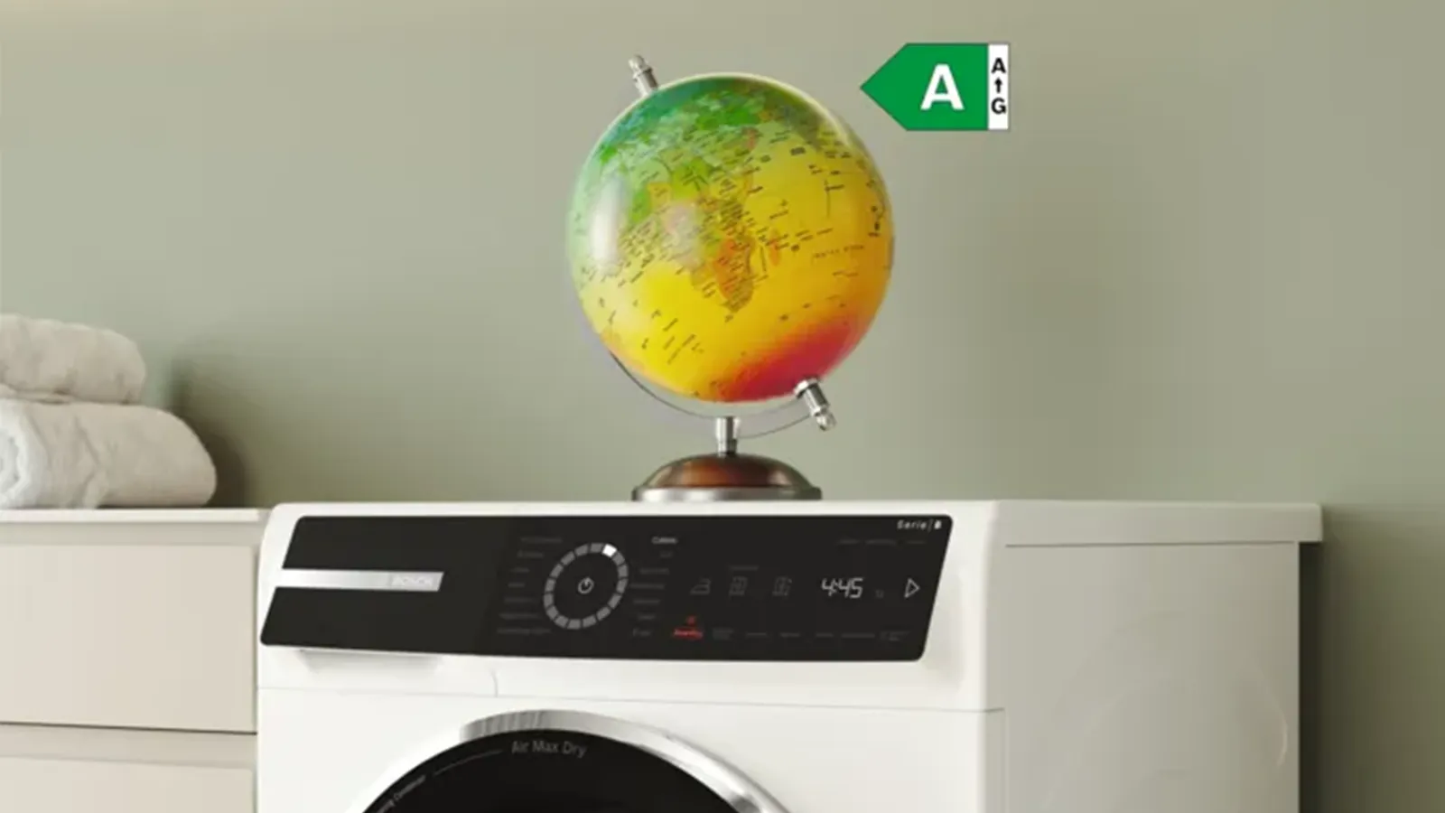 Eine weiße Bosch Waschmaschine oder ein Wäschetrockner mit einem Globus in Ampelfarben und dem EU-Energielabel der Klasse A.