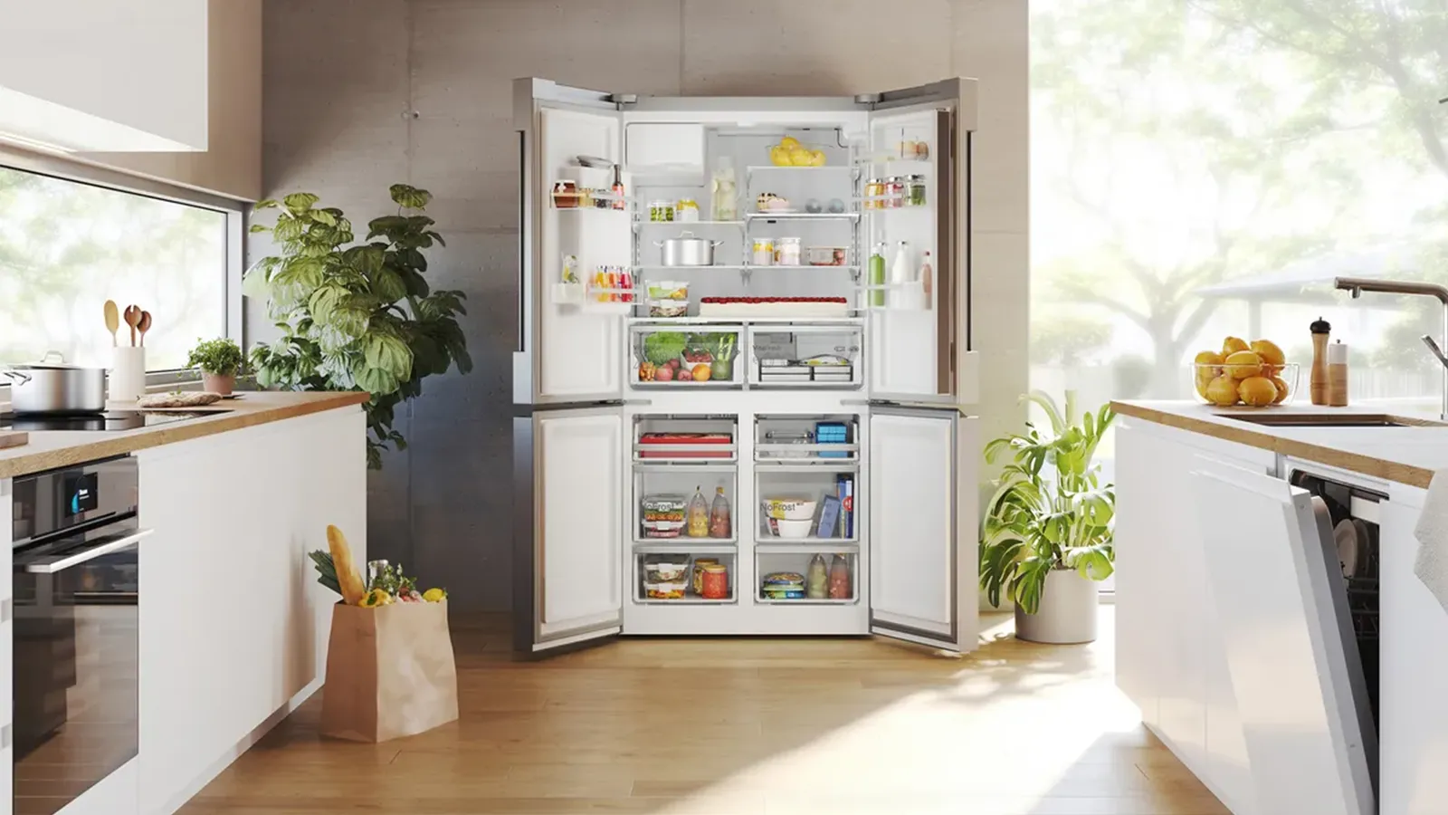 Großer, voll befüllter viertüriger French-Door-Kühlschrank mit geöffneten Türen in einer hellen, modernen Küche mit Kochinsel.