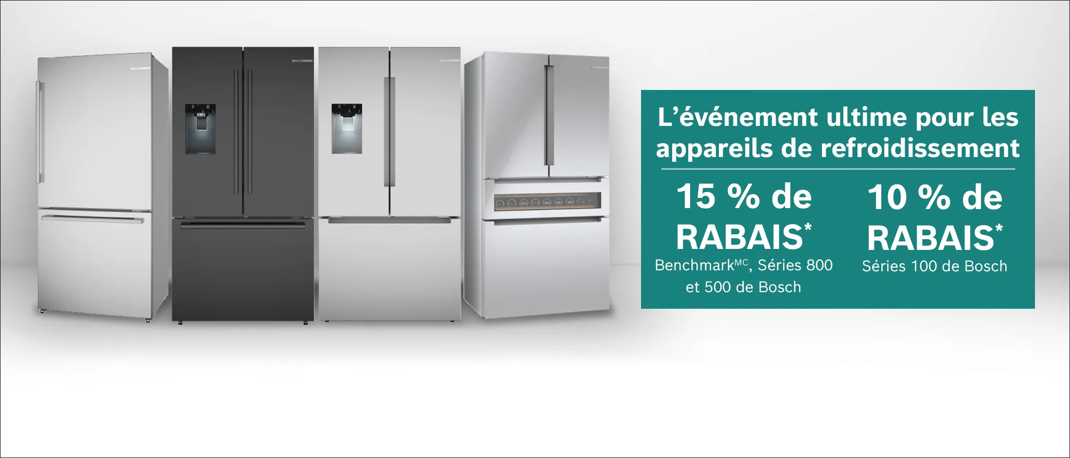 Quatre réfrigérateurs modernes aux finis argent, noir et acier inoxydable, dotés d'un congélateur en bas et d'un distributeur d'eau.
