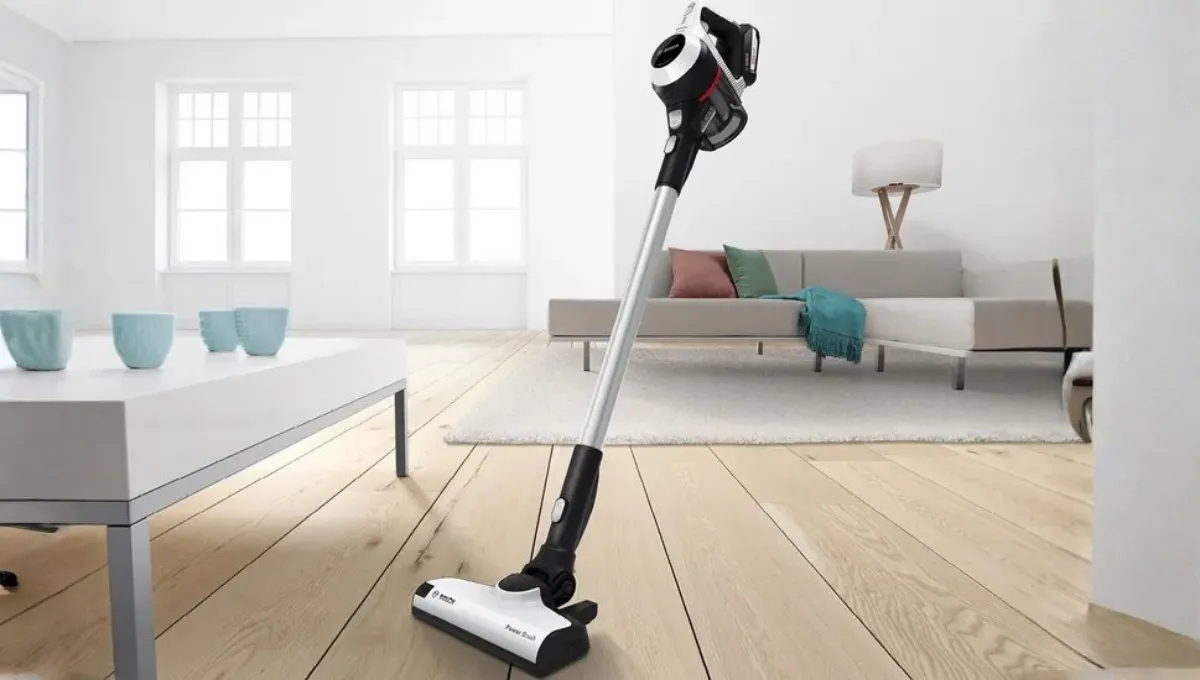 Aspirator elegant în sufragerie modernă cu mobilier alb și ferestre mari.