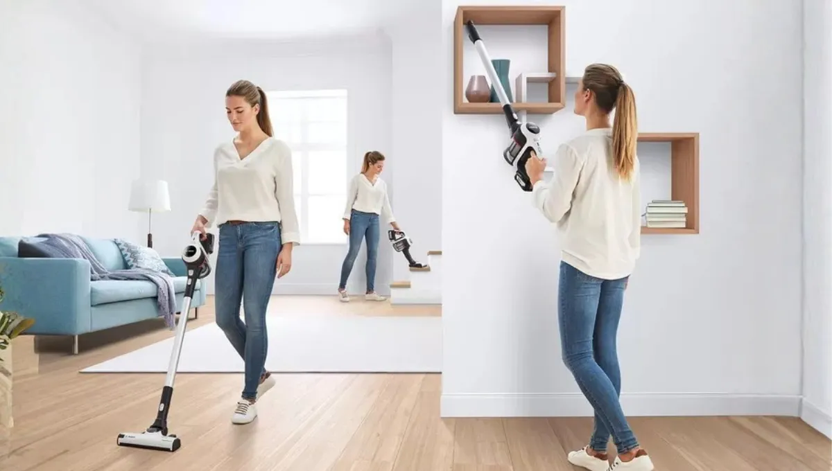 Femei de curățare și aspirare camera de zi în casa modernă.