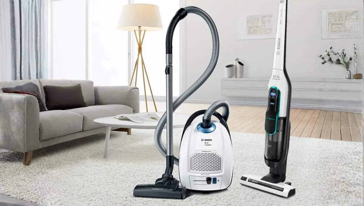 Living cu aspirator, lampadare si canapea.