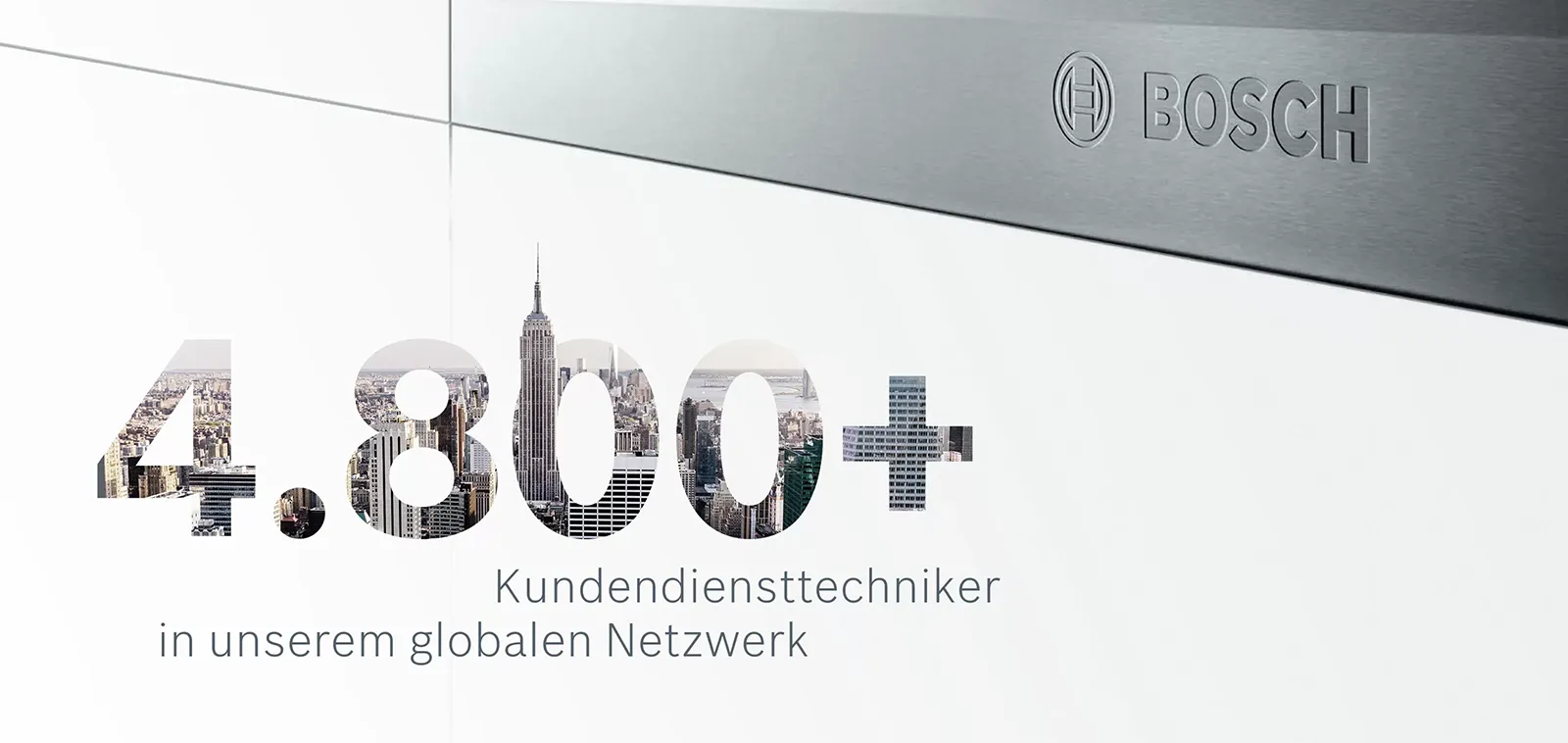 Infografik mit dem eingeprägten Bosch-Logo auf einer dunklen Oberfläche und der großen Aufschrift „4.800+ Kundendiensttechniker in unserem globalen Netzwerk“, wobei die Zahlen mit einer Skyline-Grafik hinterlegt sind.