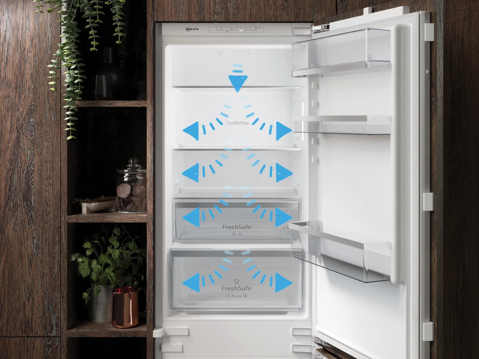 Ein geöffneter Einbaukühlschrank mit blauen Pfeilen, die das Eco Air Flow System veranschaulichen – für eine gleichmäßige Luftzirkulation rund um die Fresh Safe Schubladen, um eine konstante Temperatur zu sichern.