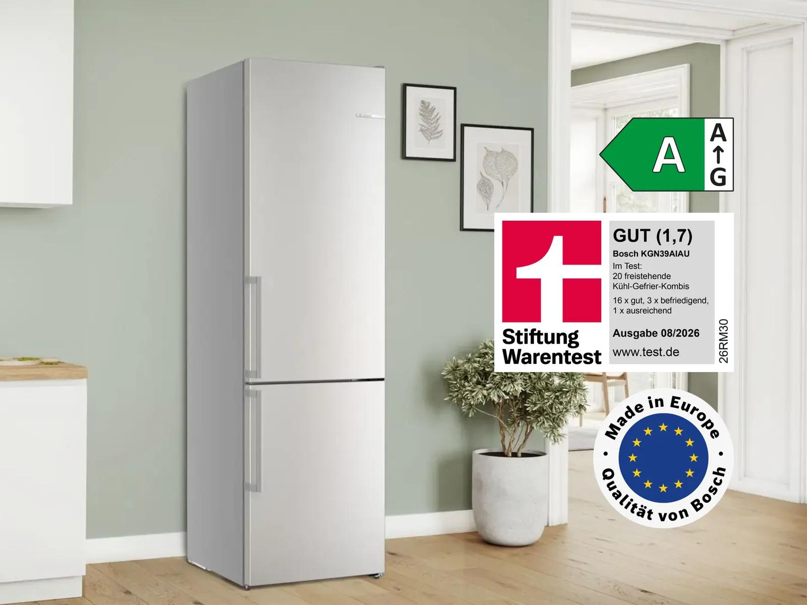 Eine Bosch Serie 6 Kühl-Gefrier-Kombination freistehend in einer hellen Küche mit Logos zu Test, Energieeffizienzklasse und Herstellungsursprung.