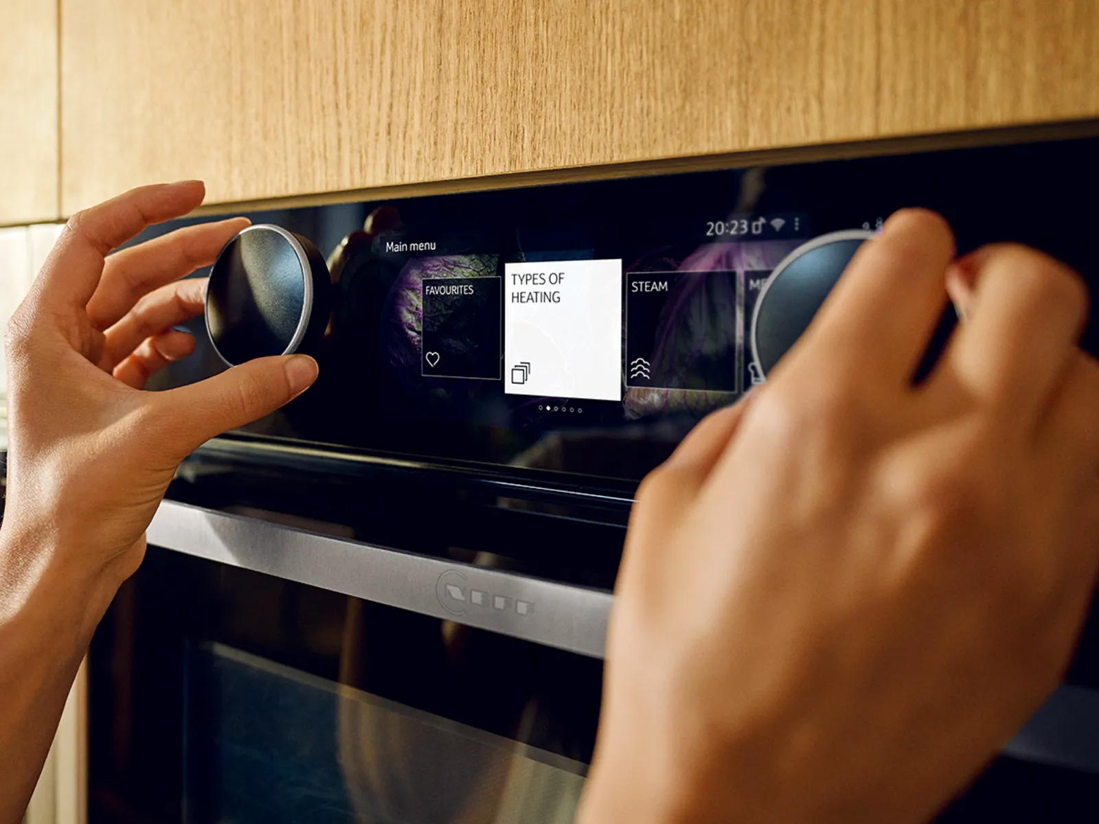 Video showcasing Flex Control, hand twisting Twist Pad dial on the NEFF Collection oven