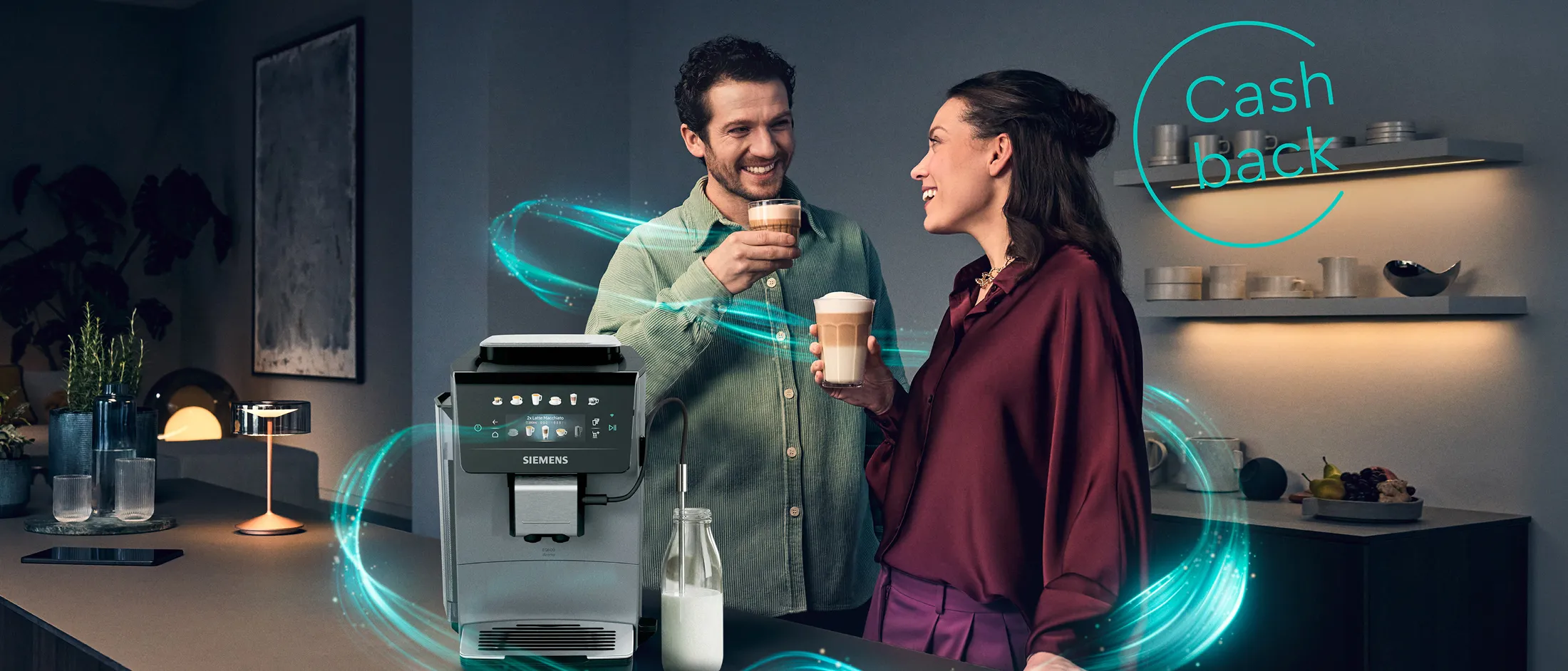Ett par njuter av kaffe vid en Siemens kaffemaskin i ett modernt kök, med 'Cash back'-texten framhävd.