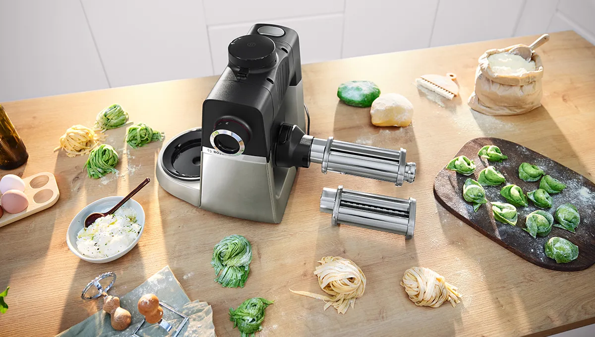 Series 6, iki makaron aksesuarı ilə: taxta səthdə təzə hazırlanmış linguine və makaron formaları, yaşıl və ağ makaron xəmiri, un, yumurta və qida fırçası.
