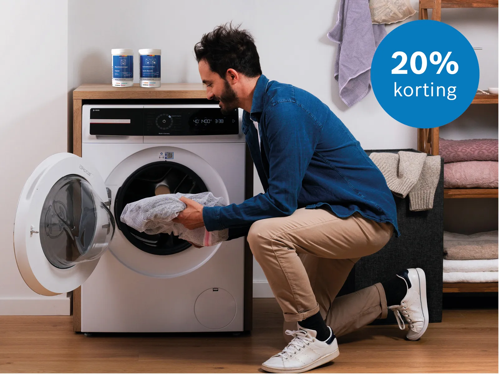 Man laadt was in een Bosch wasmachine – 20% korting
