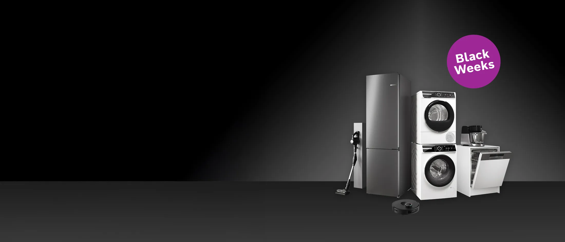 Dunkler Raum mit Hausgeräten von Bosch und dem Hinweis auf die aktuelle Black Weeks Aktion mit 20 % Rabatt im Bosch Online Shop