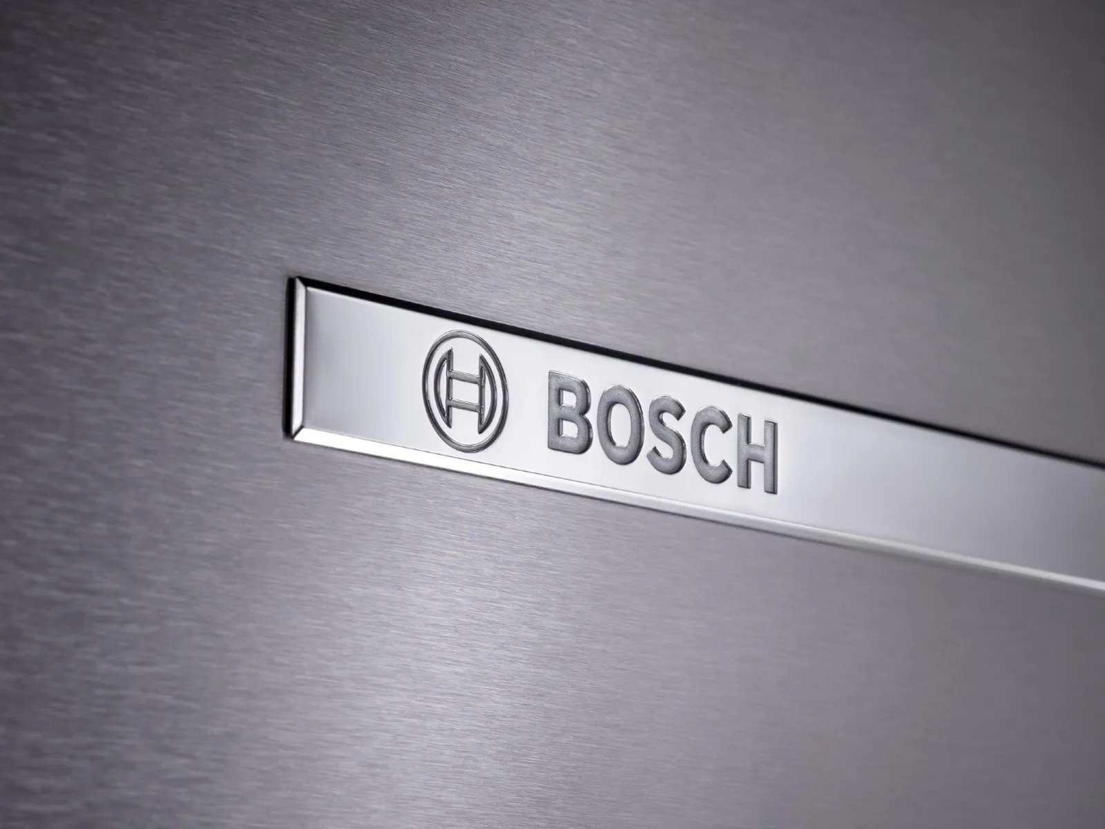 Närbild på Bosch logga på en vitvara från Bosch i rostfritt stål.