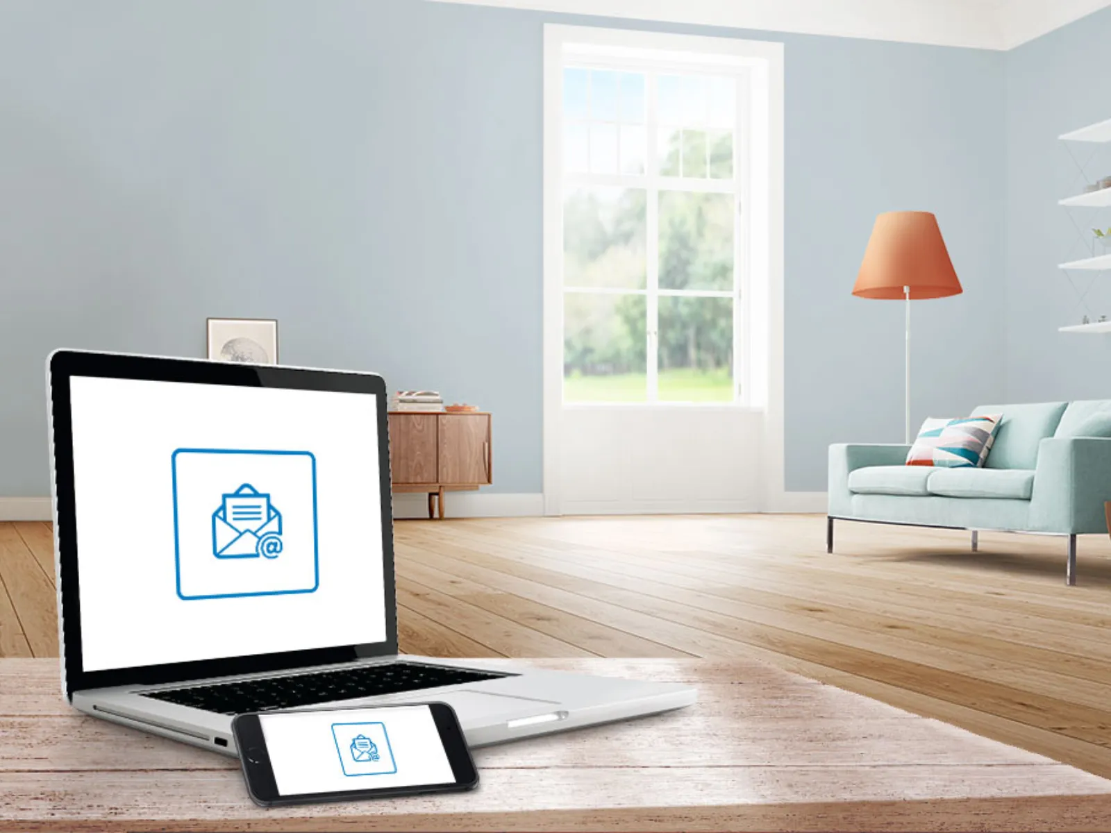 Laptop und mobiles Gerät, das Paketliefer-Symbol in modernem Wohnzimmer mit Couch, Lampe und Regalen zeigt.
