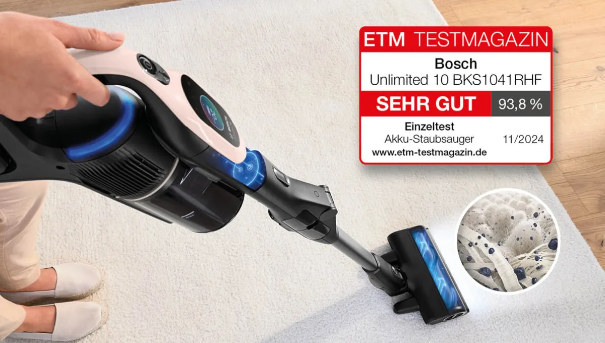 Eine Person nutzt den Bosch Unlimited 10 Staubsauger auf einem Teppich, bewertet mit 93,8% von ETM Testmagazin