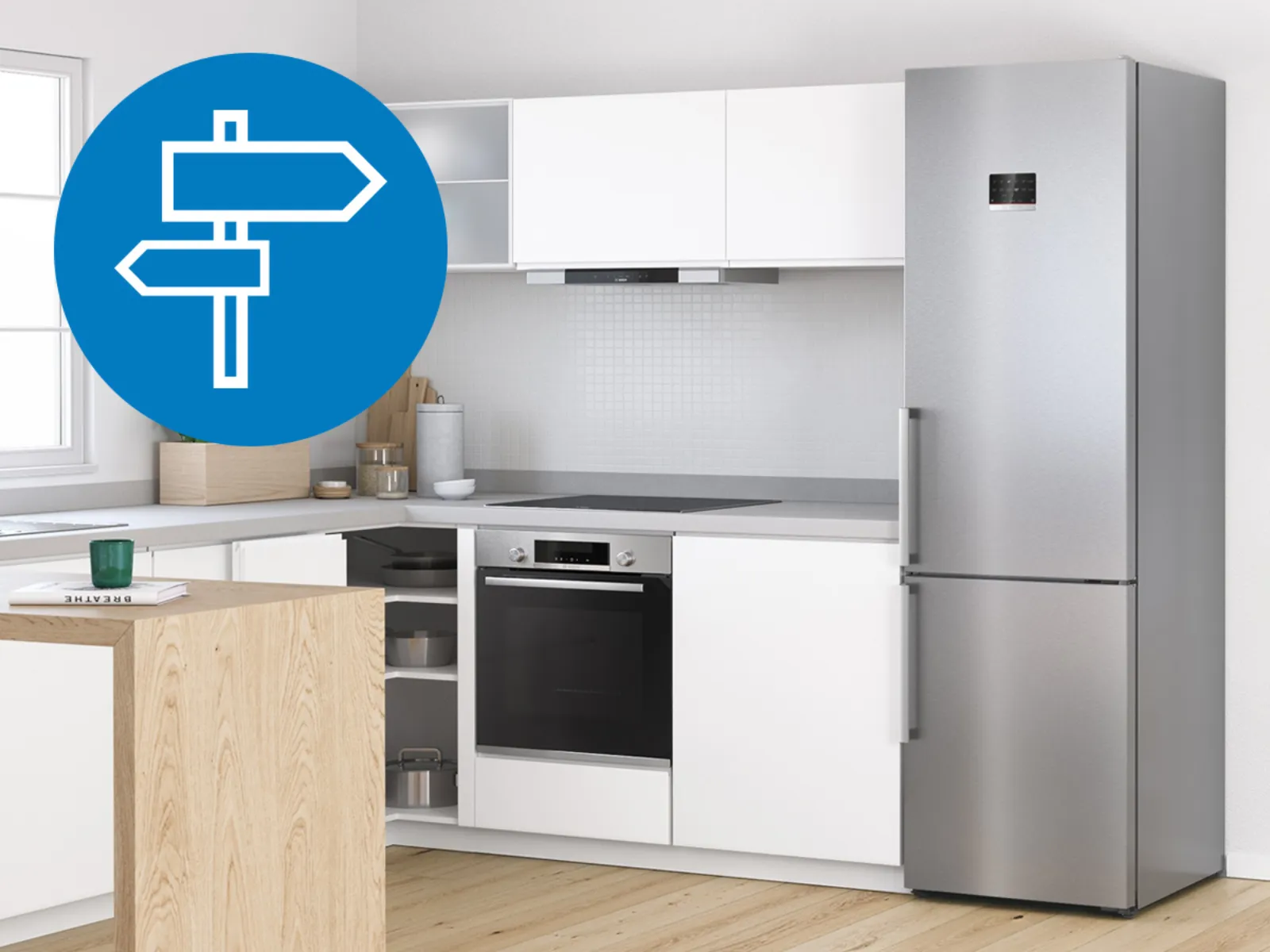 Moderne Küche mit Edelstahlkühlschrank, weißen Schränken und einem Essbereich mit Holztablett und grauen Stühlen