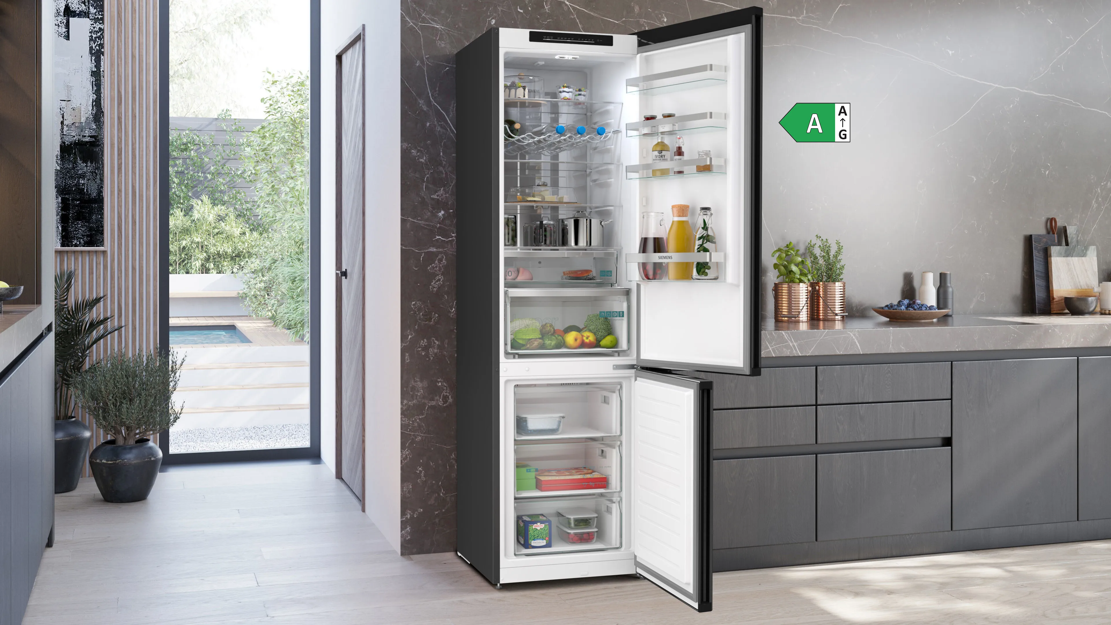 KG39NVX2G in einer hellen Küche. Der Kühlschrank ist geöffnet.