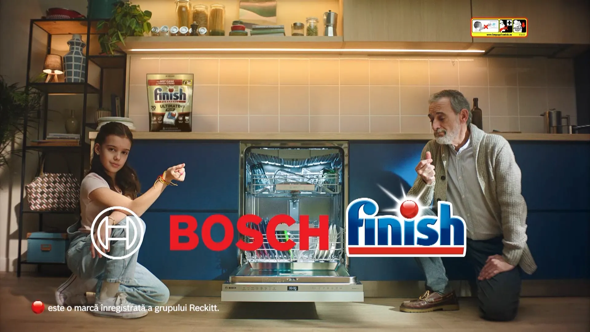 Bunic si nepoata langa o masina de spalat vase incorporata, in prim plan siglele Bosch si Finish