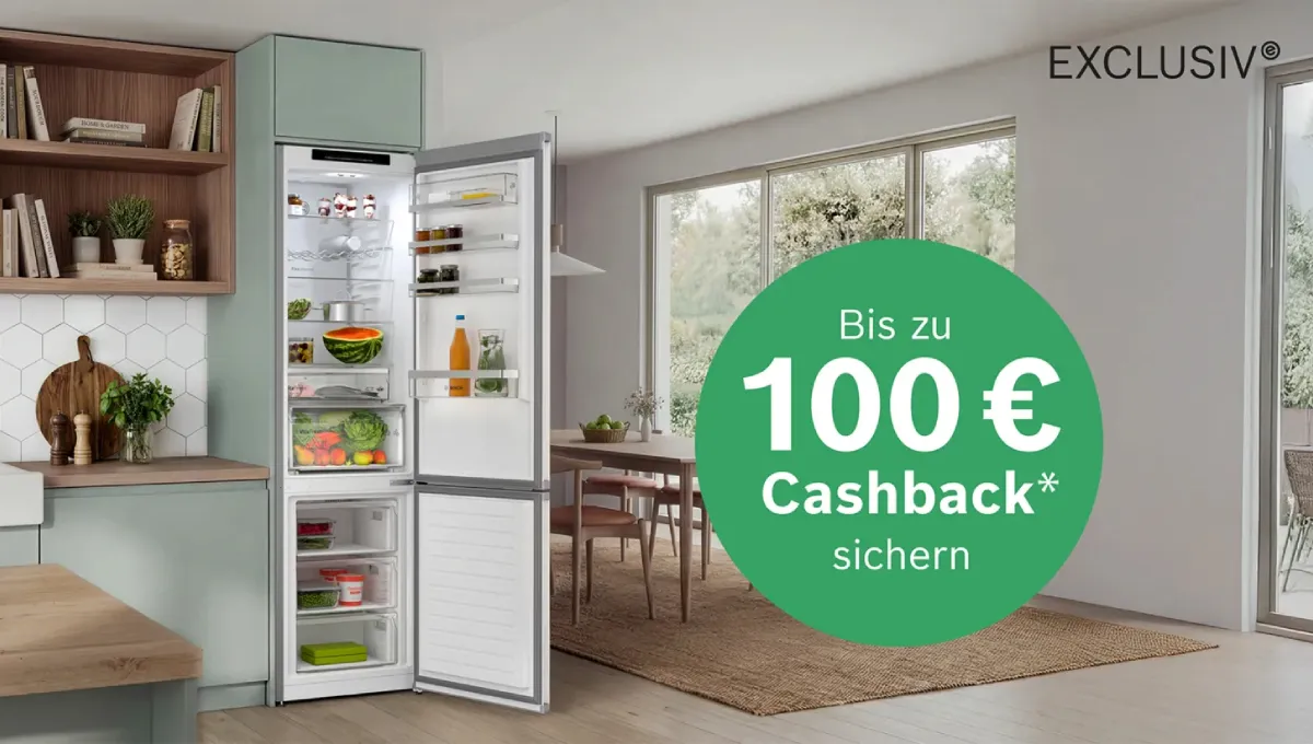 Moderne Küche mit offenem Kühlschrank voller Obst und Gemüse und einem grünen Schild für ein Cashback-Angebot.