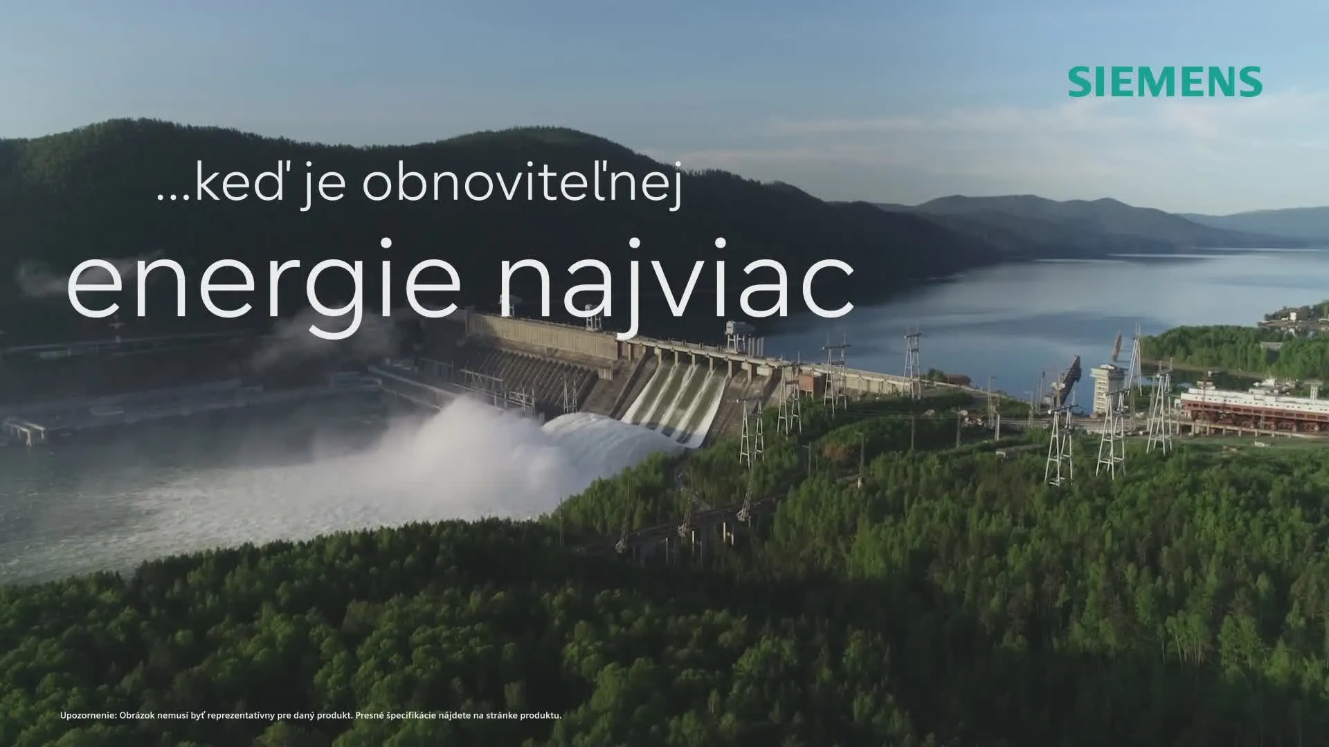 Hydroelektrická priehrada s vodou valiaca sa z hrádze, obklopená zelenými horami a jazerom. Na obrázku je text: "...keď je obnoviteľnej energie najviac" a logo Siemens.