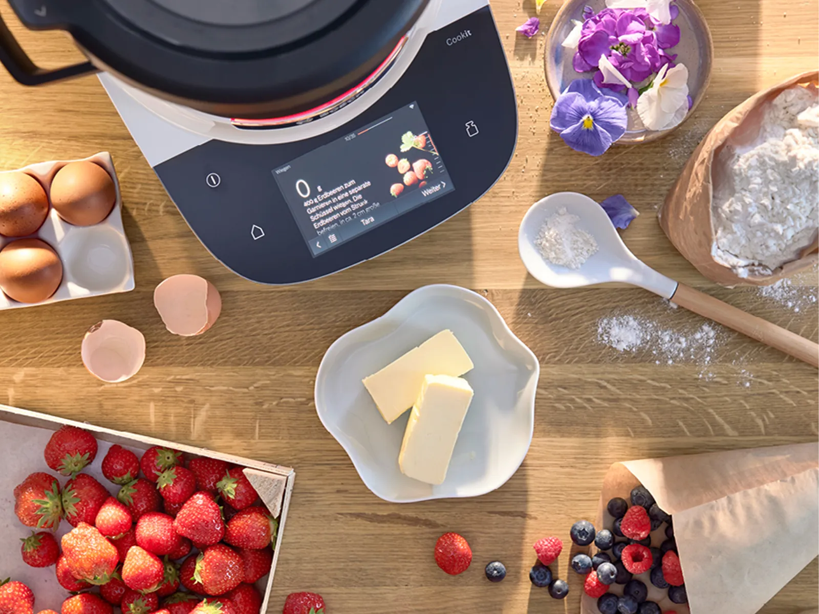 Backzutaten, Küchengeräte, frische Beeren, Hände, die Essen auf einem Holztisch zubereiten.