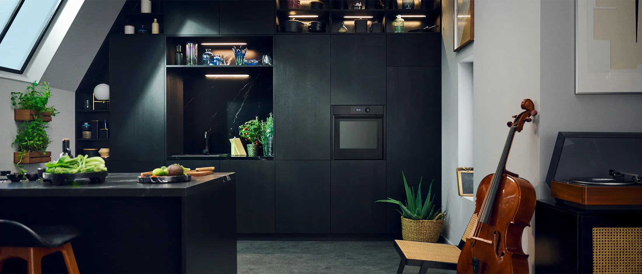 Moderna cucina antracite Neff. Forno e elettrodomestici da incasso. Design elegante, stile contemporaneo.