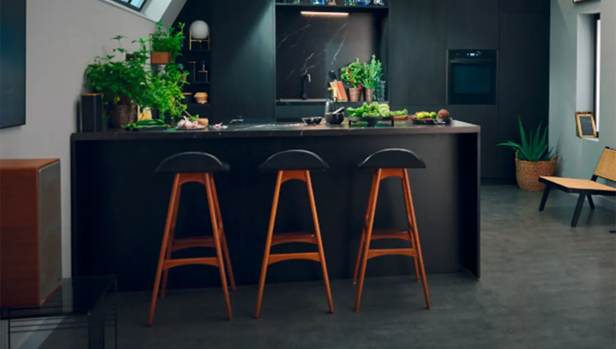 Forno da incasso Neff in una moderna cucina scura.