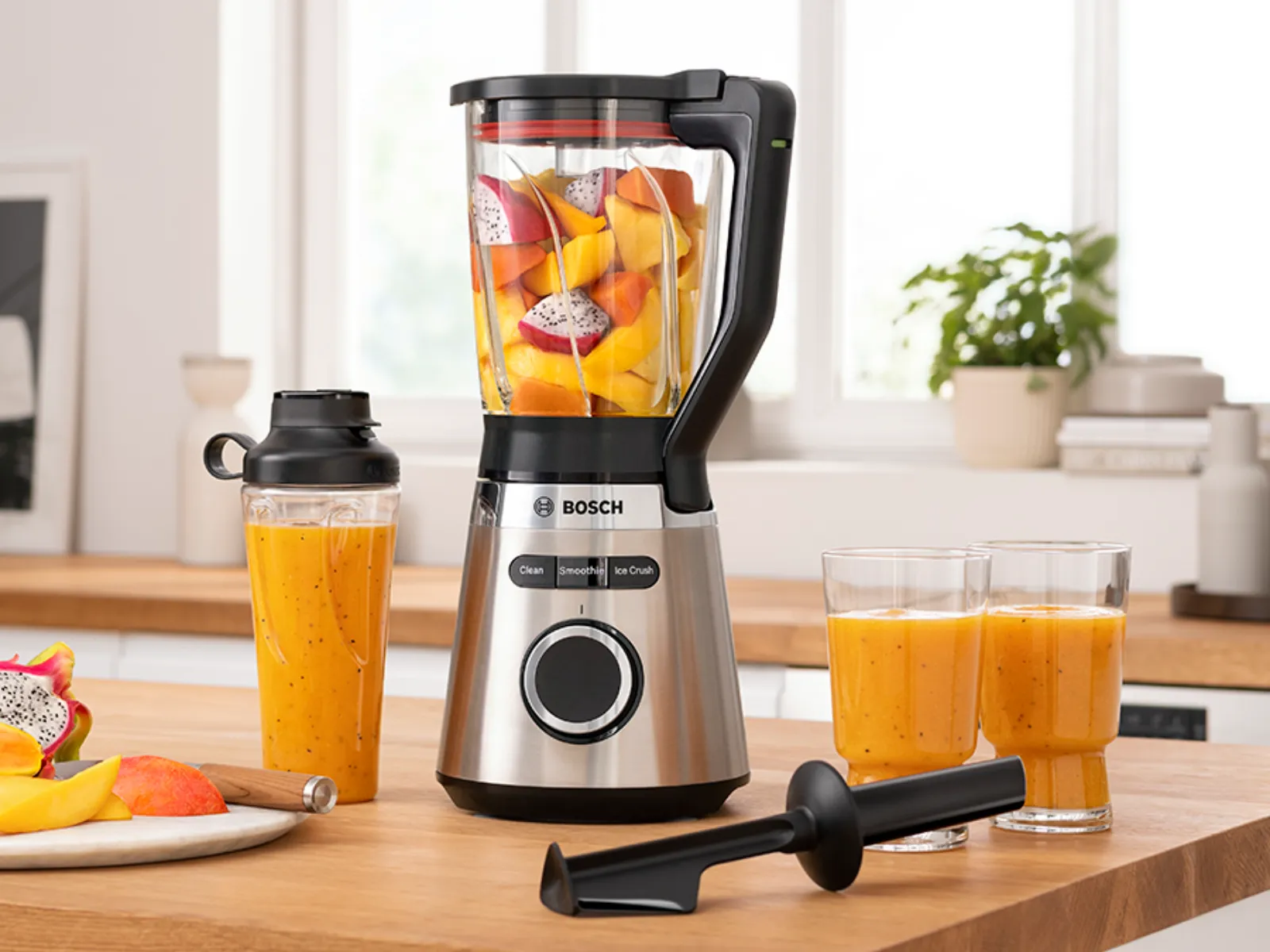 Entdecke den Bosch-Standmixer auf der Küchenarbeitsplatte – mit frischen Früchten und Smoothies.