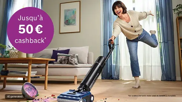 Femme balaie joyeusement des débris colorés sur le sol en bois avec un nettoyeur électrique ; un chat est posé sur le canapé. En haut à gauche, un cercle violet portant l'inscription "Tot 50€ cashback".