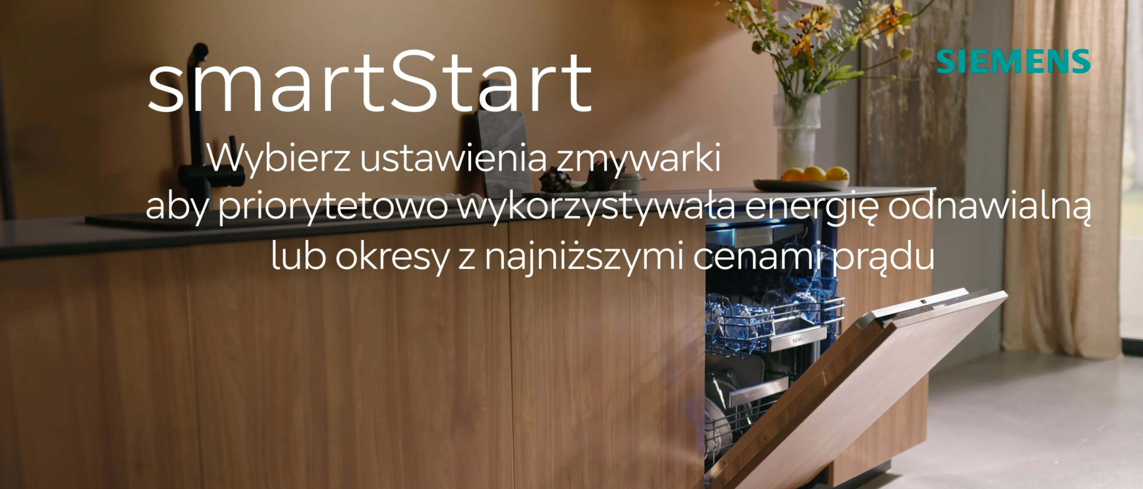 Smartfon wyświetlający stronę internetową, laptop i wnętrze z meblami.