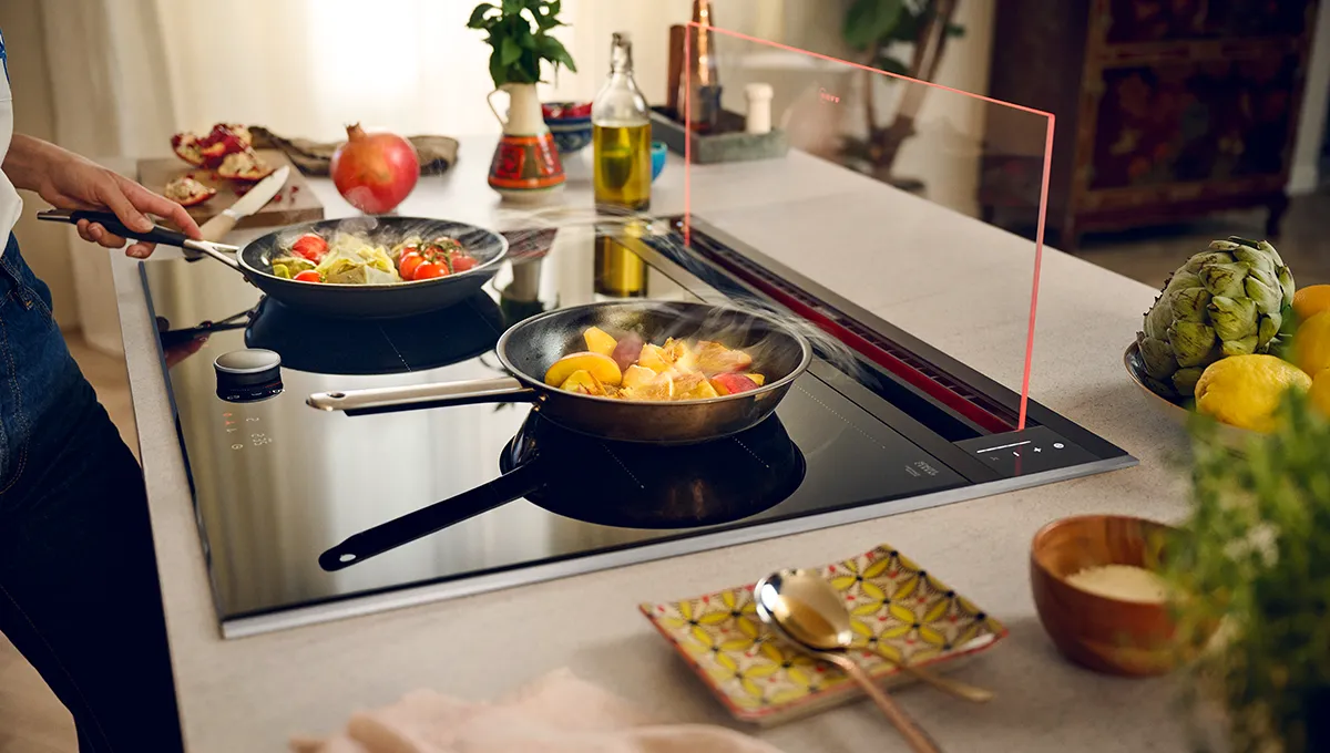 Fully retractable glass hob extractor