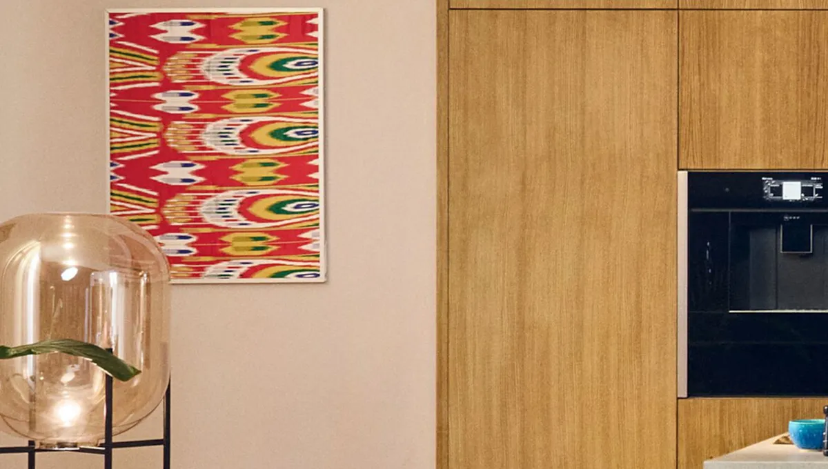Beige wall colour in an oak kitchen