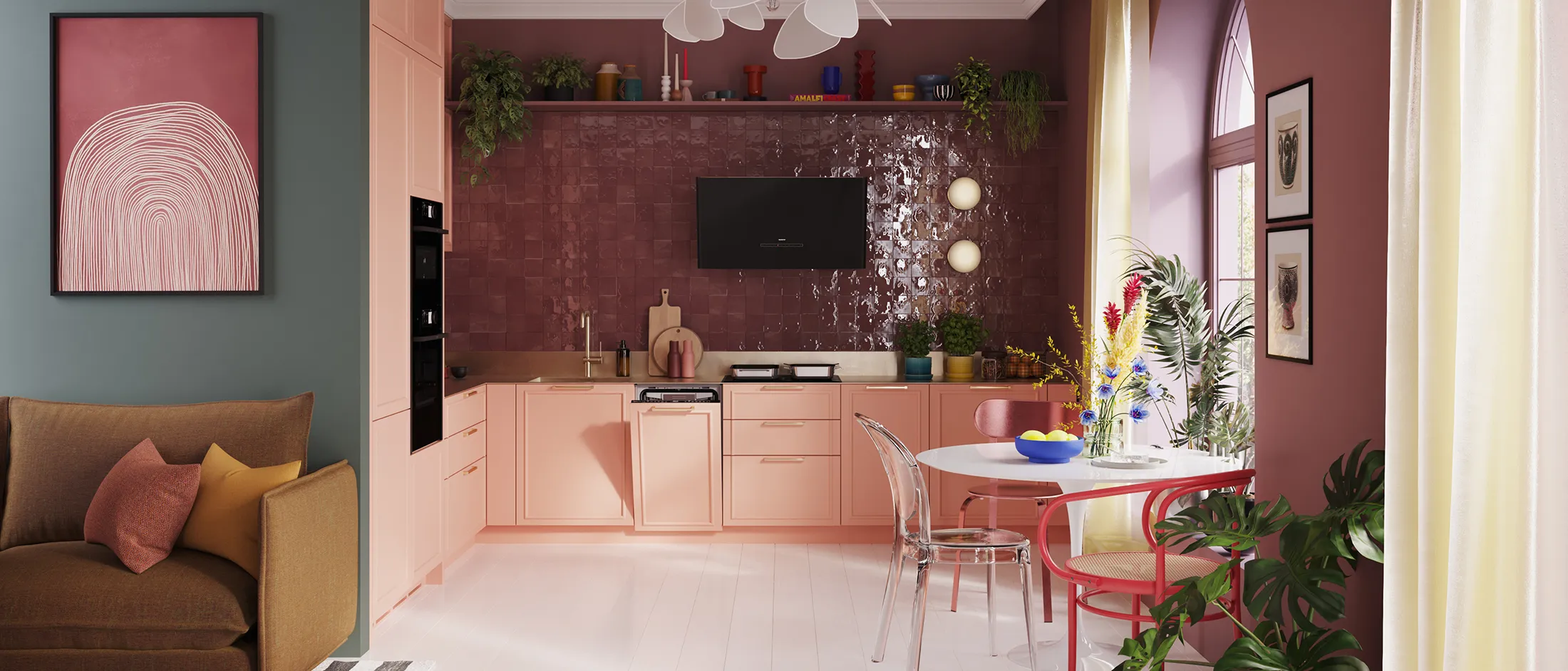 Eine NEFF-Küche in der Trendfarbe „Peach Fuzz“. Die Küche ist in den Wohnbereich integriert; davor befinden sich ein braunes Sofa, ein weißer Tisch mit farbigen Stühlen sowie Pflanzen.