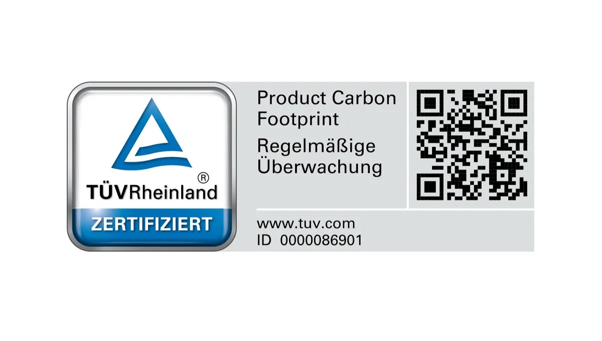 TÜV Rheinland-Zertifizierungsetikett mit blauem Logo, Angaben zum CO₂-Fussabdruck des Produkts, QR-Code, Website und Identifikationsnummer.
