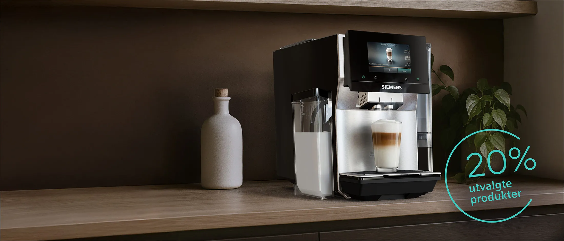 en Siemens espressomaskin står på en träbänk, brun vägg