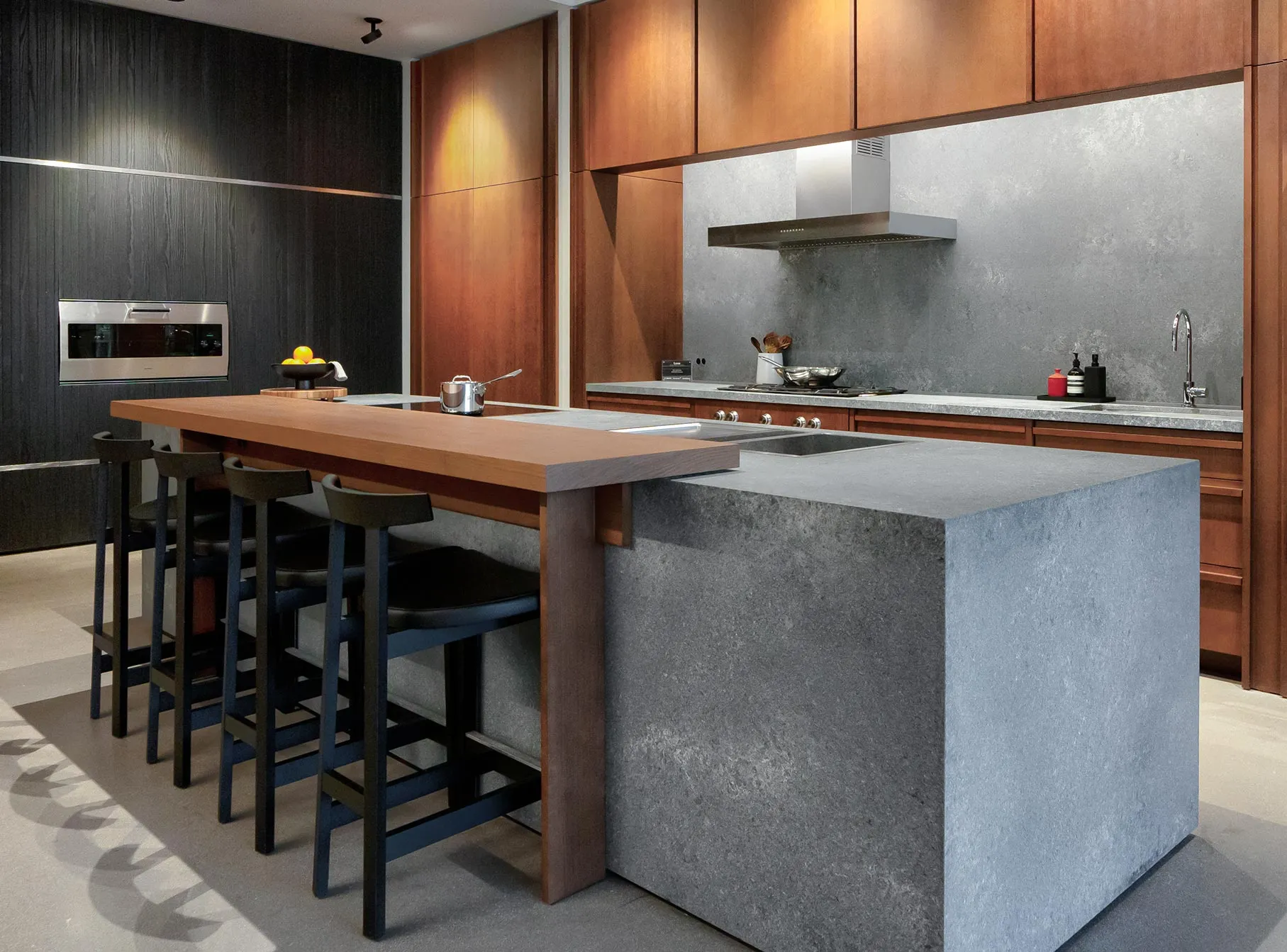 Le showroom phare de Gaggenau à Houston est habillé de pierre naturelle massive et de bois aux tons brun chaleureux.