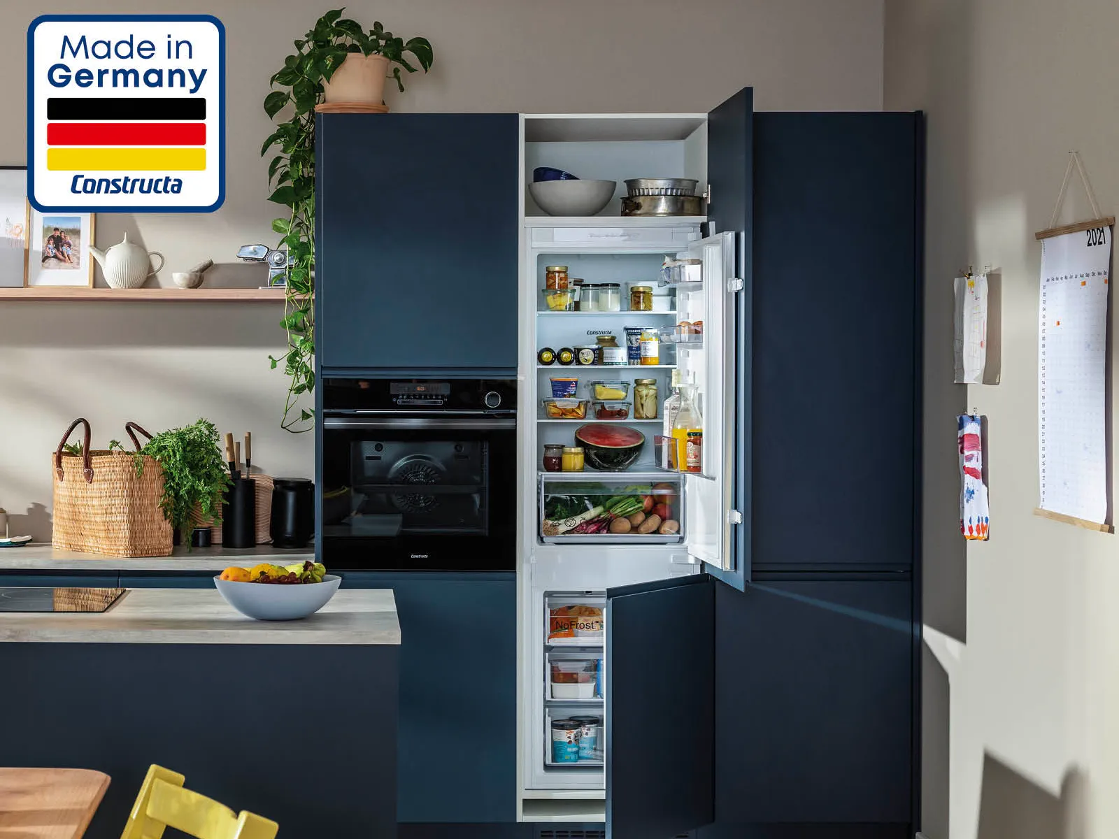 Geöffneter Constructa Kühlschrank mit Made in Germany Logo