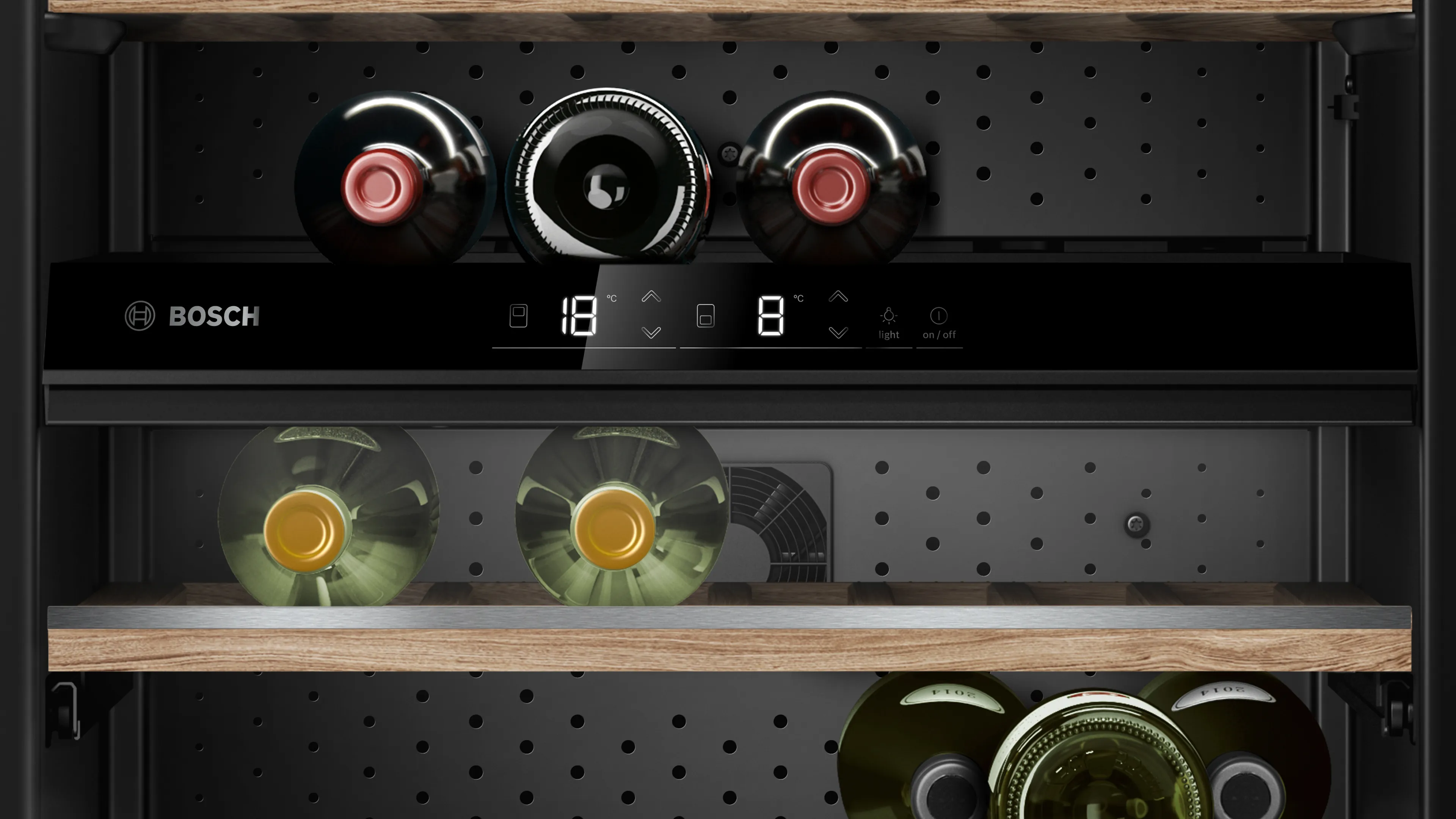 Weinflaschen in einem modernen Bosch-Weinkühlschrank mit digitaler Temperaturanzeige