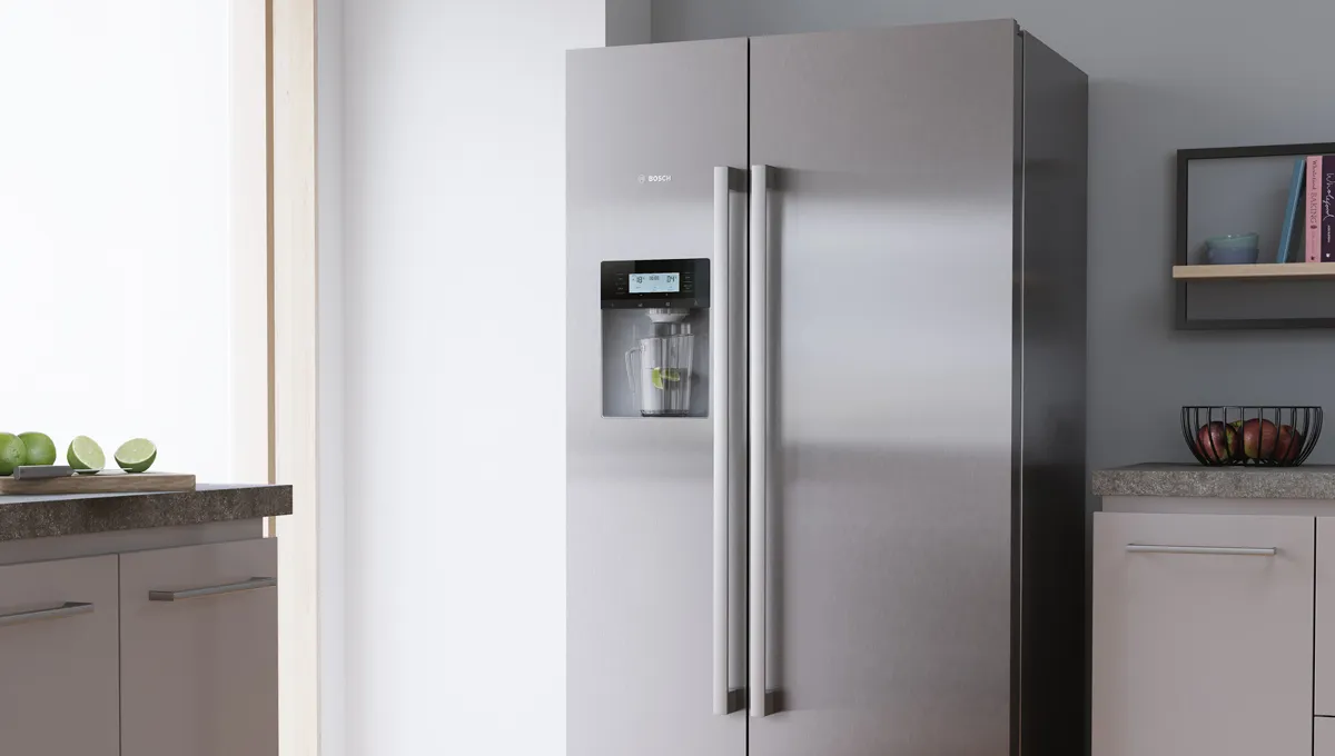 Réfrigérateur moderne en acier inoxydable de type « side-by-side », doté d'un affichage numérique et d'un distributeur d'eau, dans une cuisine lumineuse.