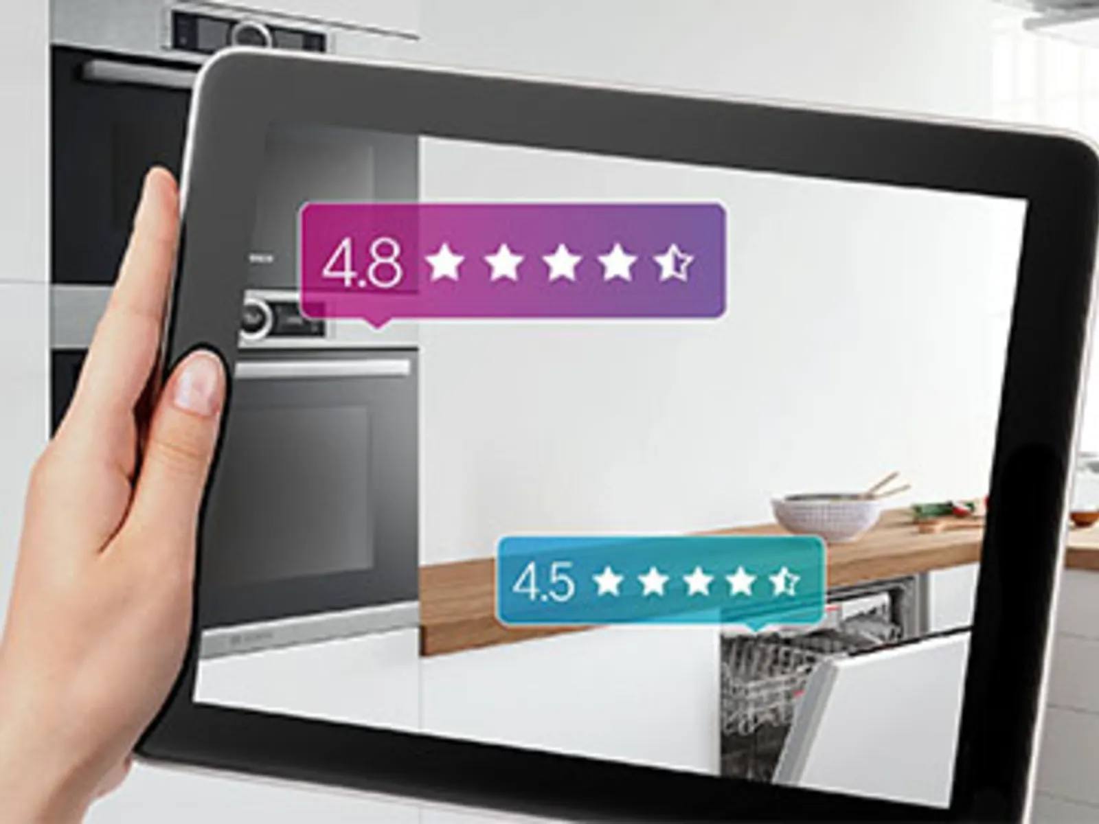 Eine Hand hält ein Tablet, auf dem eine Bewertung von 4,8 Sternen sowie eine Bewertung von 4,5 Sternen zu sehen ist.