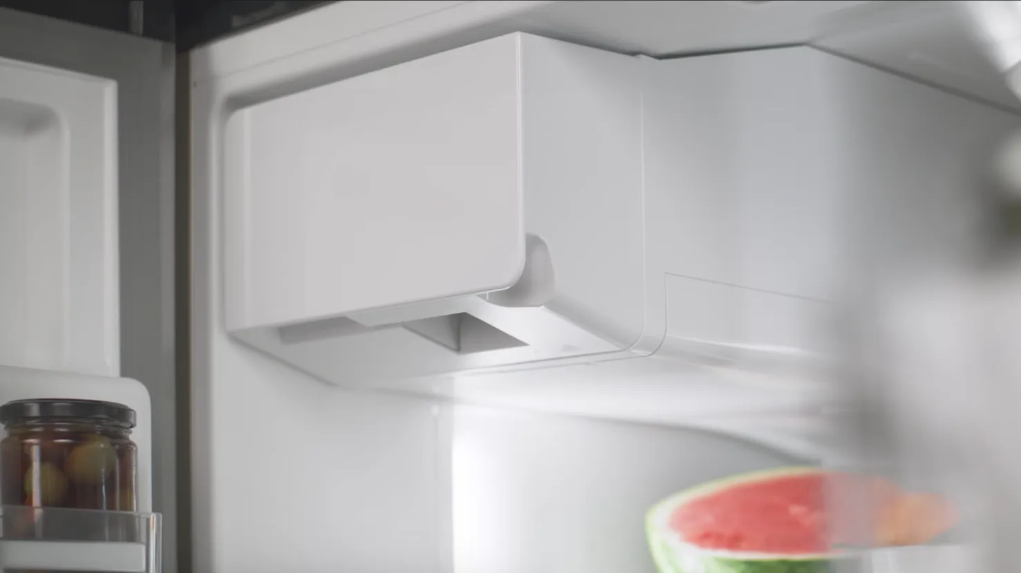 Integrierter Eiswürfelbehälter im Kühlbereich eines Bosch Kühlschranks mit Eiswürfelspender.