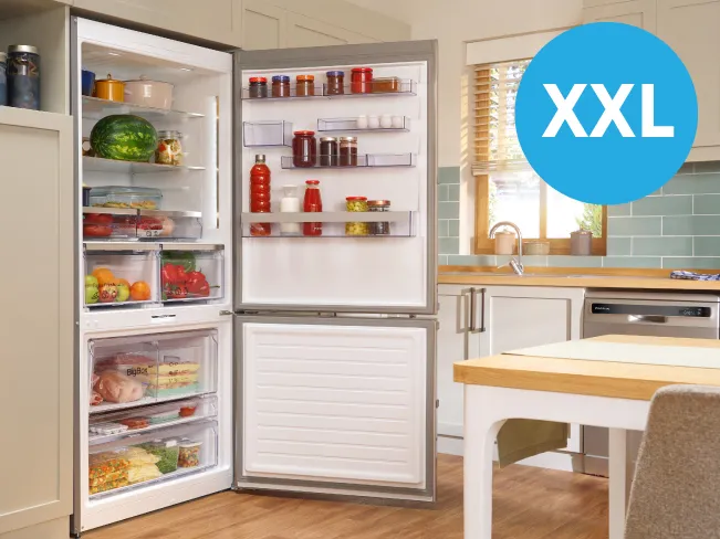 Profilo gri XXL buzdolabının açık ve kapalı halini mavi arka plan üzerinde gösteren reklam görseli.
