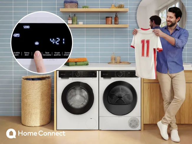 Bir parmak, çamaşır makinesinin kontrol panelindeki 'İlave Durulama' düğmesine basıyor; ekranda 40°C, 1200 devir ve 4:21 süre gösteriliyor, Home Connect logosu da mevcut.