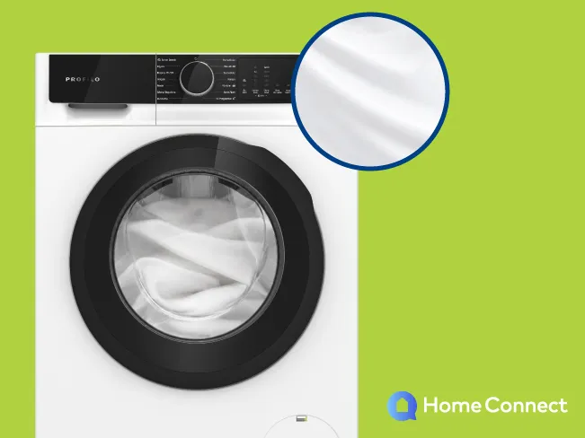 Yeşil arka plan üzerinde, içinde beyaz çamaşırların döndüğü bir Profilo çamaşır makinesi, temiz kumaşı vurgulayan büyütülmüş bir daire ve Home Connect logosu.