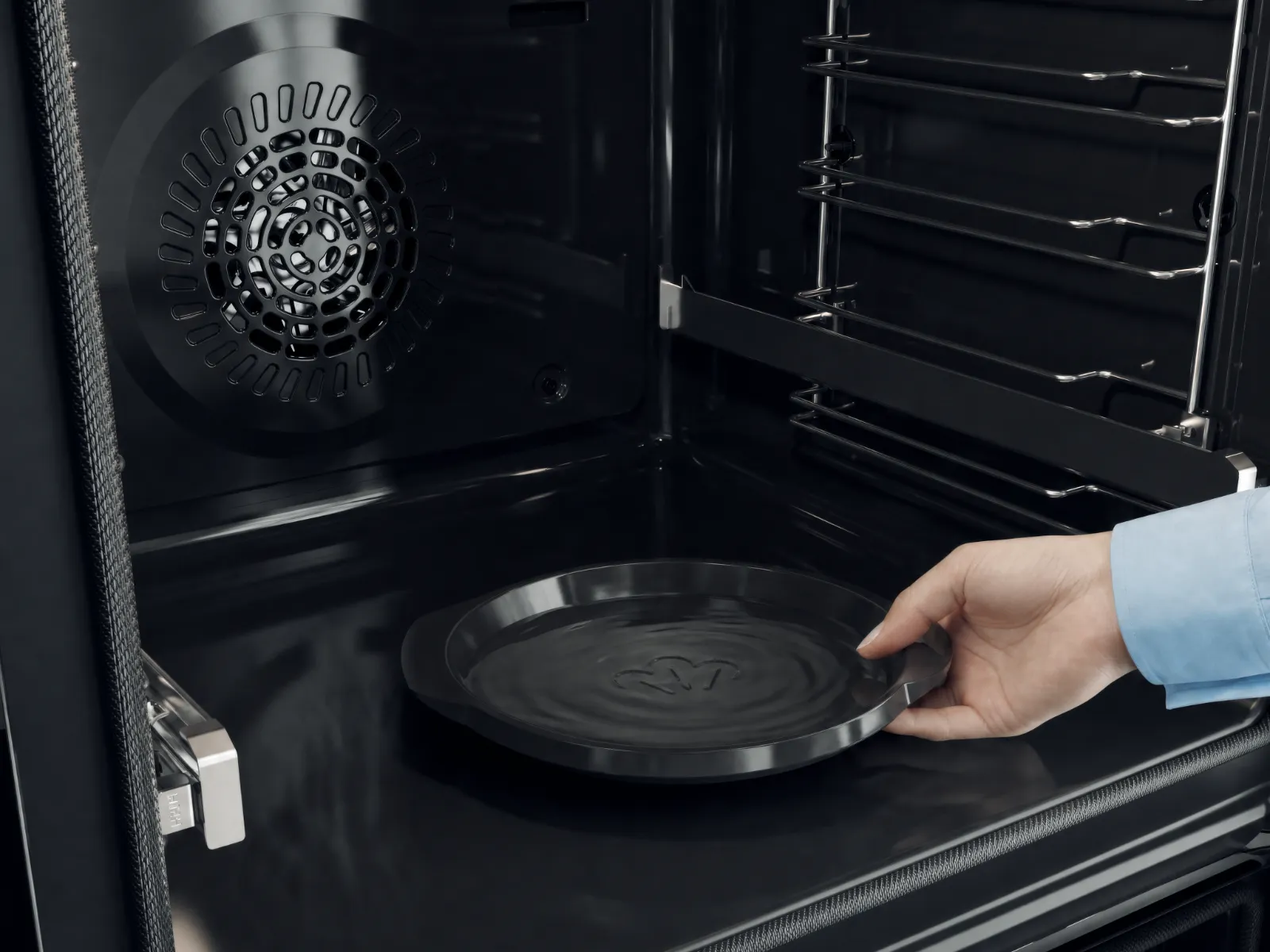 L’intérieur d’un four Siemens, montrant la simple étape consistant à ajouter de l’eau pour activer la fonction vapeur et obtenir des résultats de cuisson plus moelleux et savoureux.