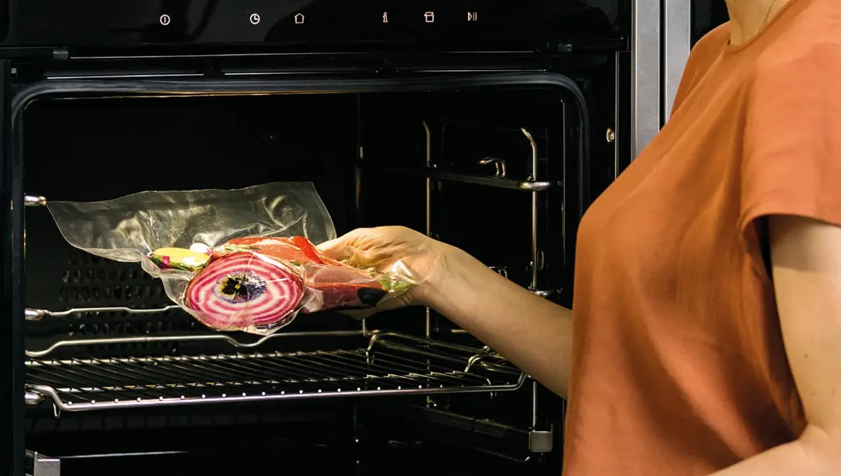 Vakuumiertes Gemüse wird zum Sous-Vide-Garen in einen NEFF Full Steam Dampfbackofen gelegt.