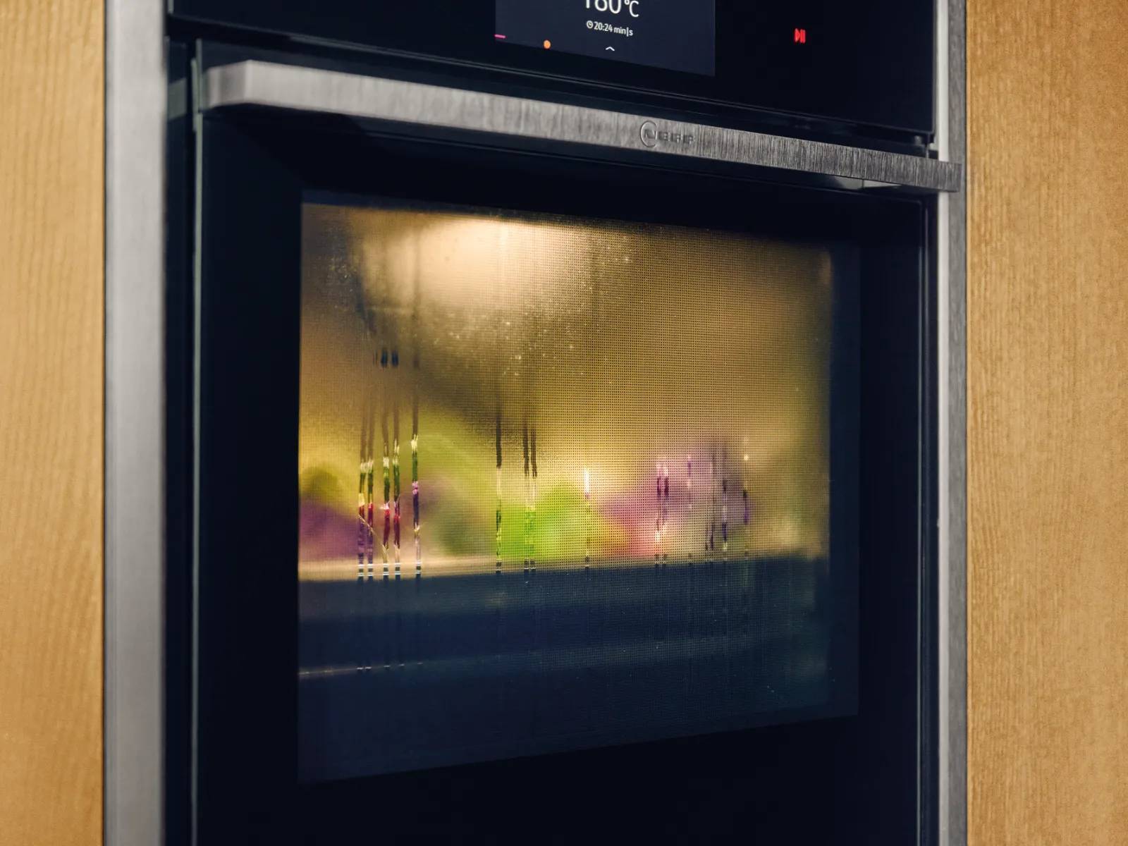 NEFF Full Steam Dampfbackofen mit beschlagener Backofentür beim Dampfgaren.