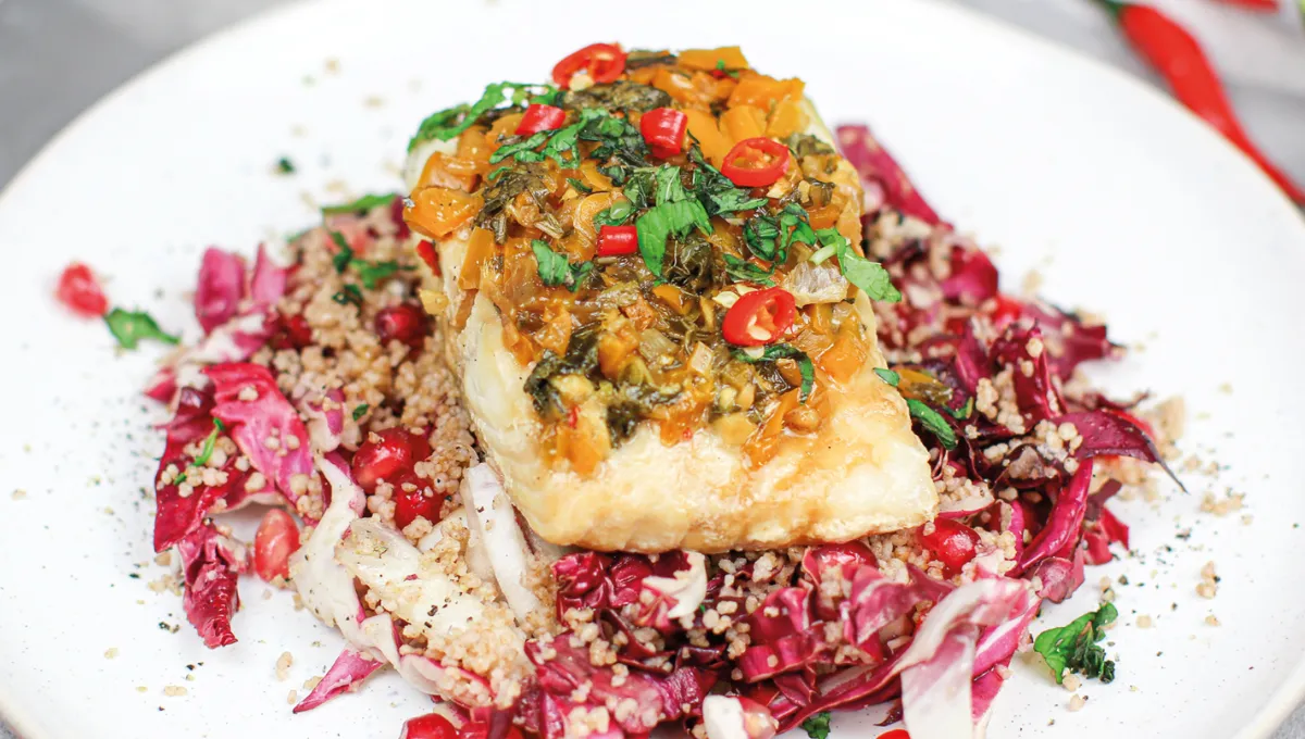 Dampfrezept: Fisch im Bananenblatt mit Couscous-Radicchio-Salat