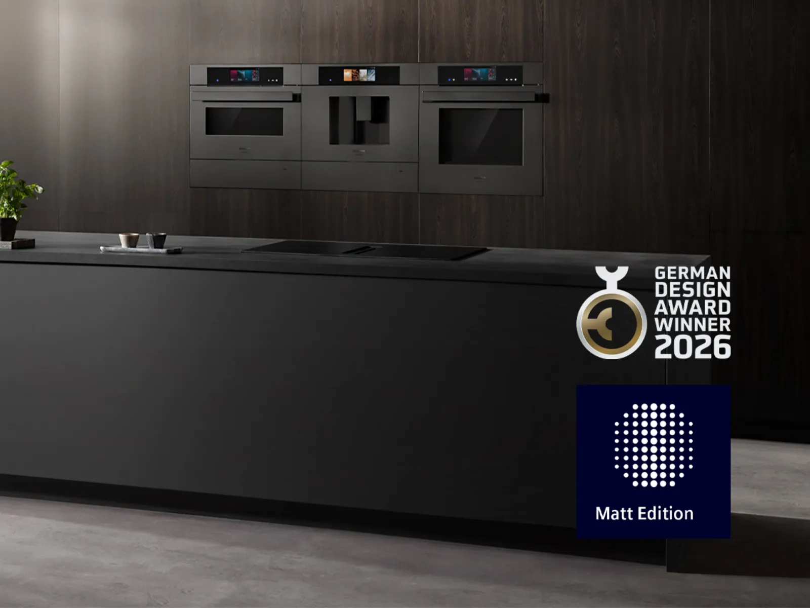 Moderne Küche in Matt Edition mit dunkler Kücheninsel, integrierten Einbaugeräten und dem "German Design Award Winner 2026" Logo.