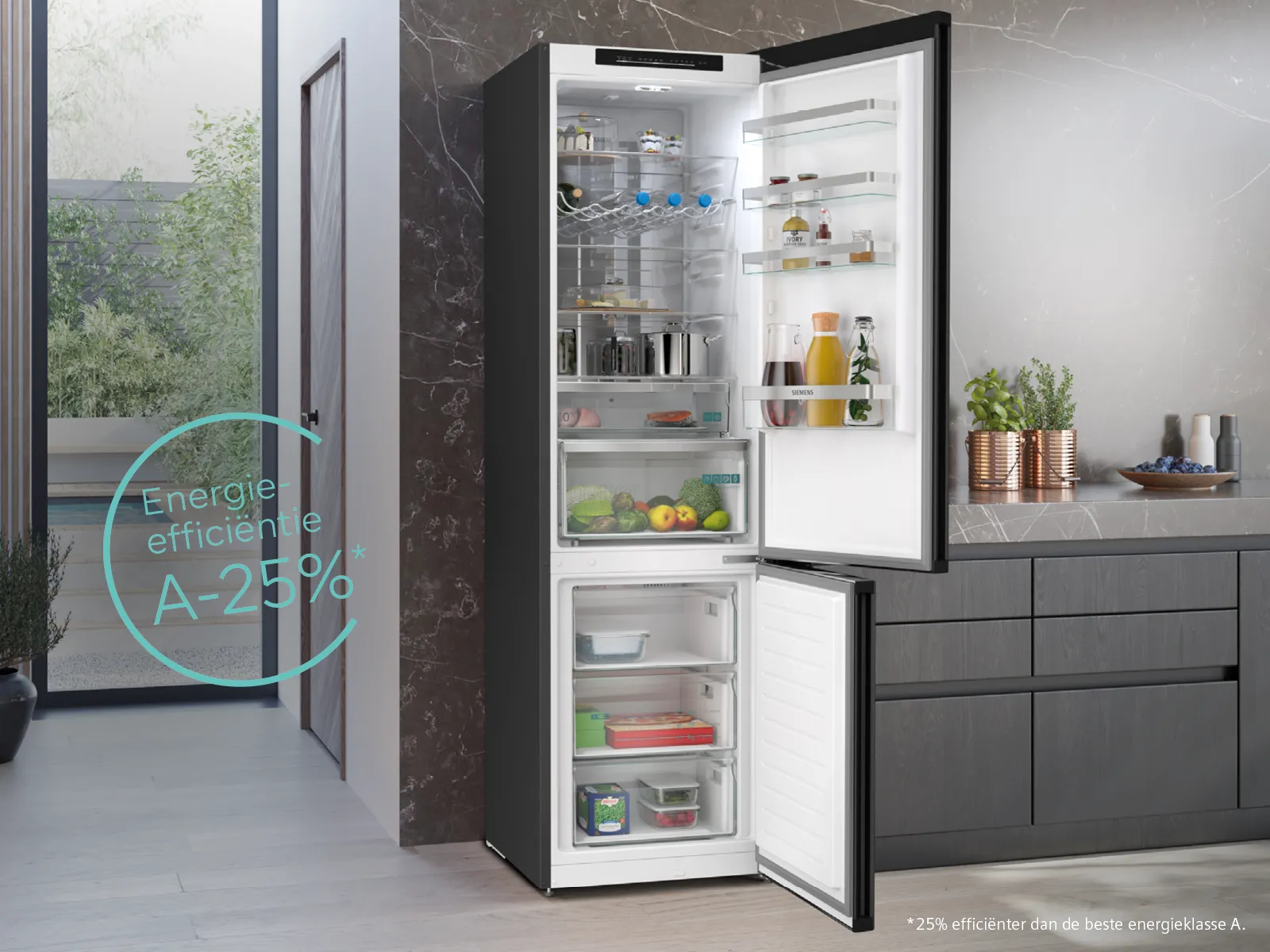 Geopende inbouw koel-vriescombinatie in een moderne keuken met donkere kasten en marmeren wanden, gevuld met verse groenten, fruit, dranken en bevroren producten. Links in beeld een grafisch element met de tekst 'Energie-efficiëntie A-25%*'.