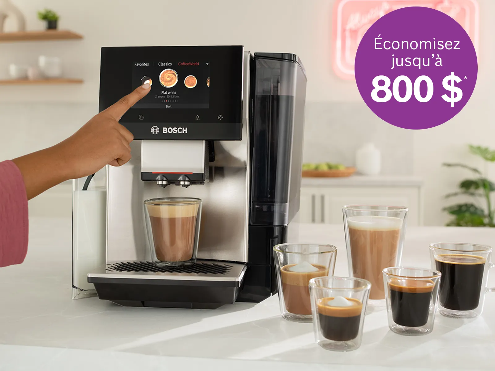 Personne sélectionnant une option de café sur une machine à espresso Bosch, avec des cafés fraîchement infusés dans des tasses en verre et une enseigne au néon "OPEN"