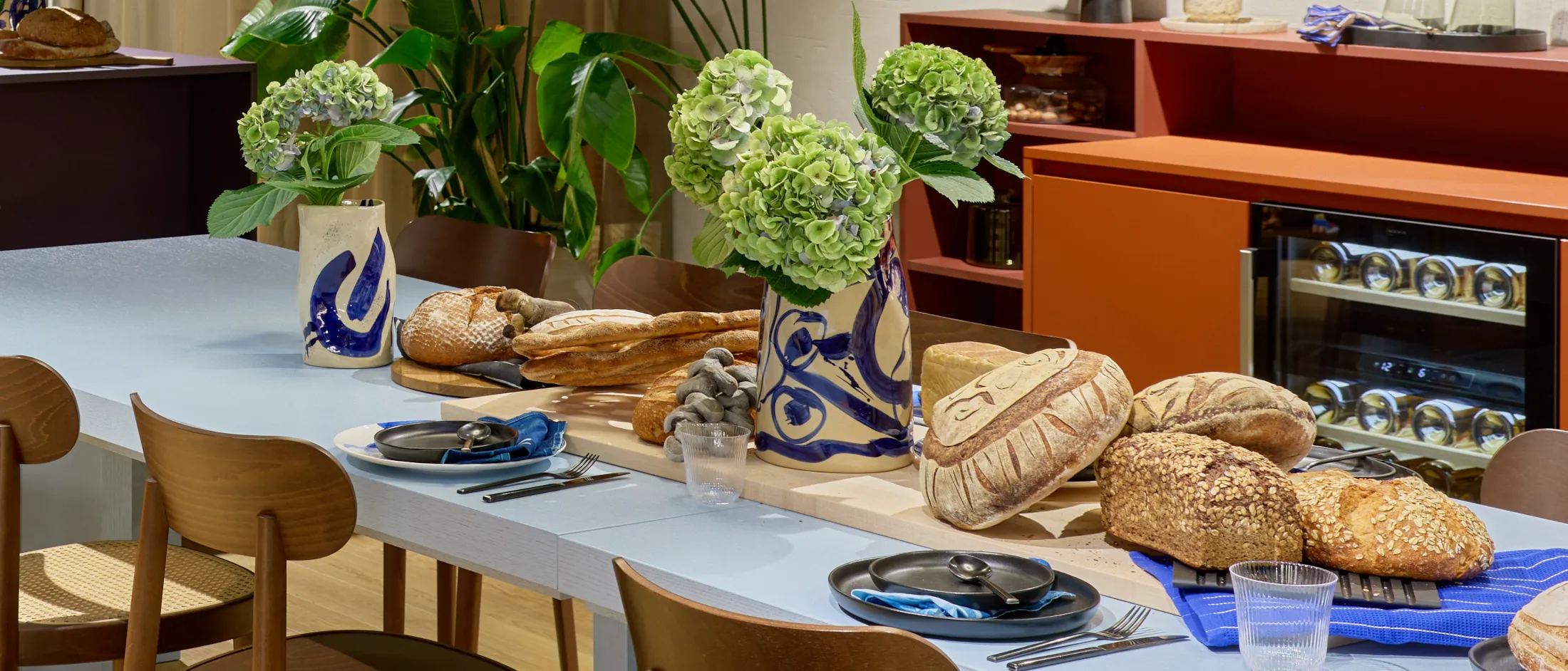 Verschiedene frisch gebackene Brote auf einem gedeckten Tisch im NEFF Showroom.